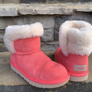 UGG ..SALMON COLOR..(GIRLS SIZE 4 NEVER WORN ..BEAUTIFUL UGGS